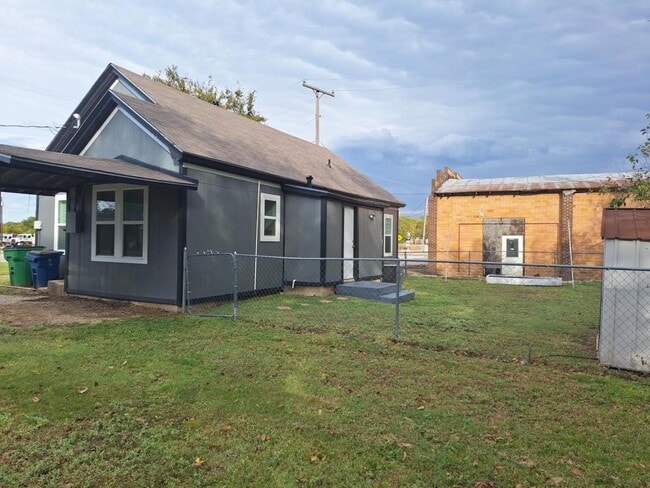 Building Photo - 506 E Main St