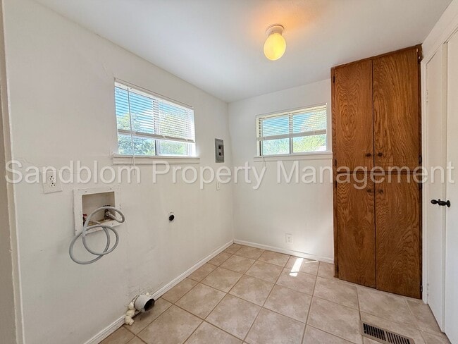 Building Photo - 2614 S Urbana Ave
