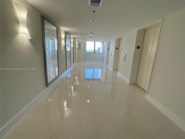 Building Photo - 540 Brickell Key Dr