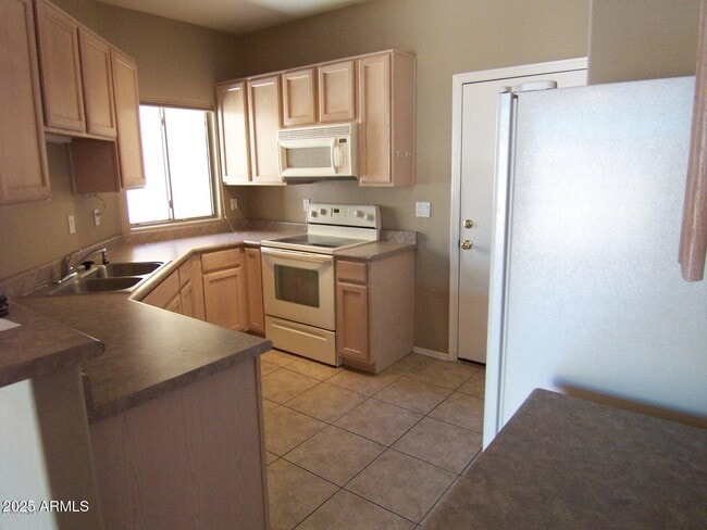 Building Photo - 1015 S Val Vista Dr