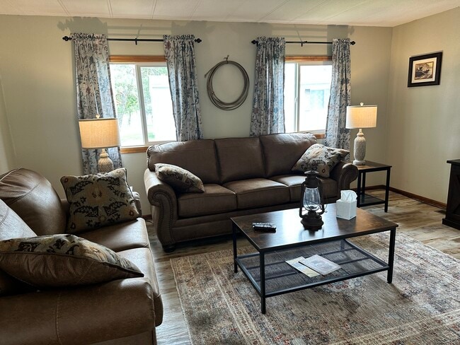 Building Photo - 712 SE Railroad Ave