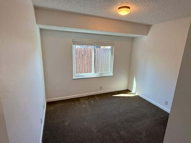 Building Photo - 512 Toyon Pl