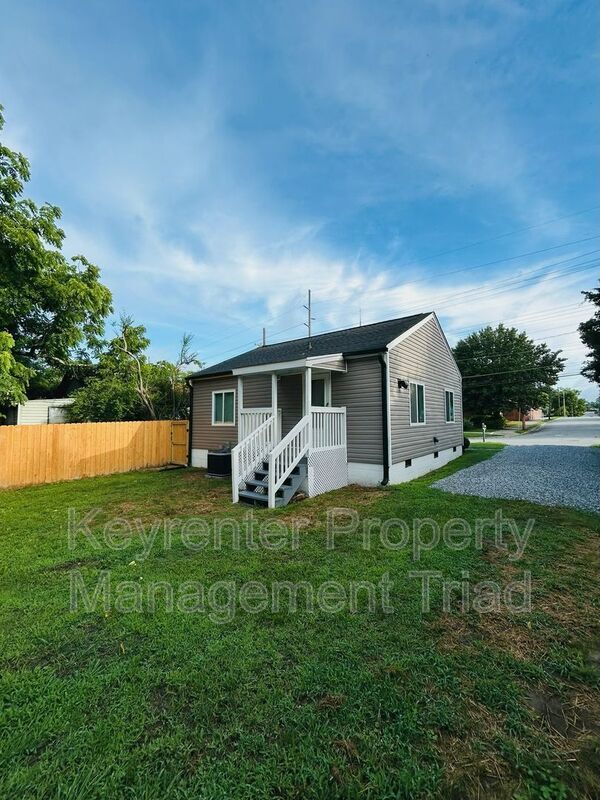 Building Photo - 1308 Leonard Ave