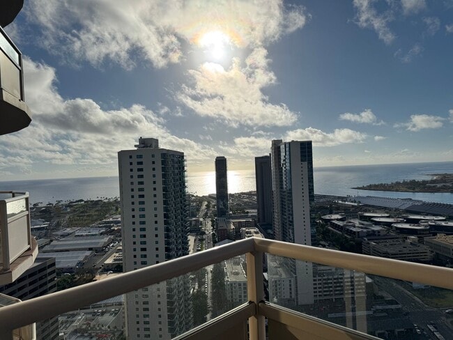 Building Photo - Immaculate Contemporary Living in Kaka‘ako- 2 bedroom, 2 bathroom, 1 covered parking stall, and I...