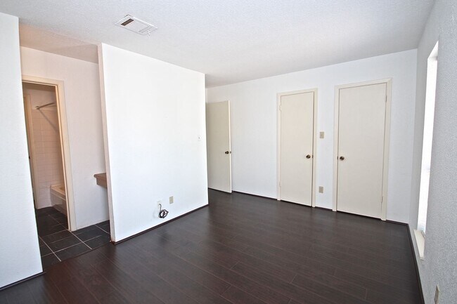 Building Photo - 6111 Beverly Hill St