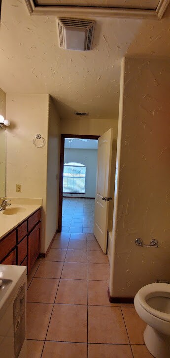 batroom - 2000 Circle Dr