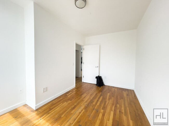 Building Photo - Sunlit Bushwick 2-Bed Plus a 3rd Room / Pr...