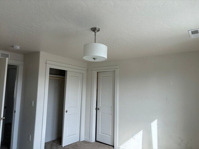 Building Photo - 3327 S Cabin Creek Way