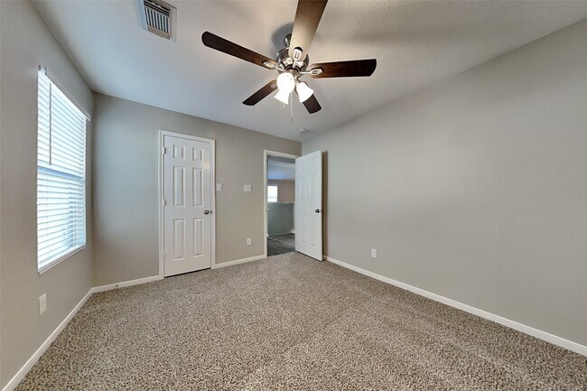 Building Photo - 12115 Carriage Oak Cir