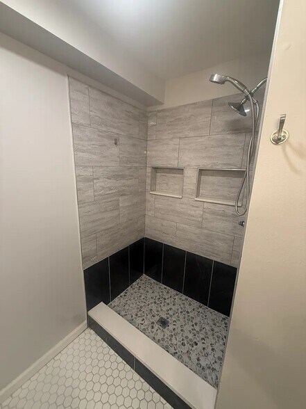 Building Photo - 215 Hickory Ct