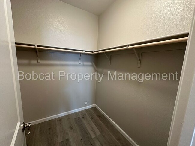 Building Photo - 860 Furlong Dr