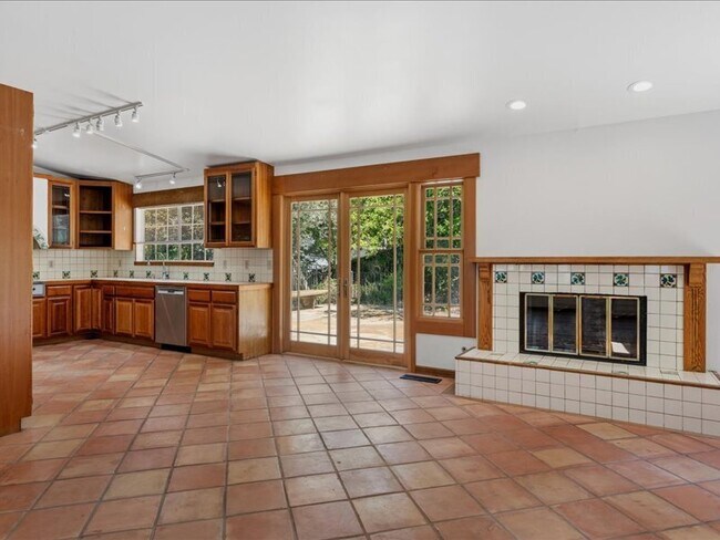 Building Photo - 930 Valley View Dr