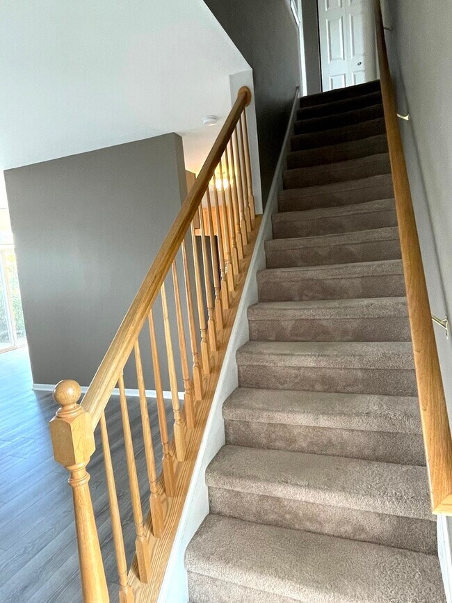 Building Photo - 541 Springbrook Trail N