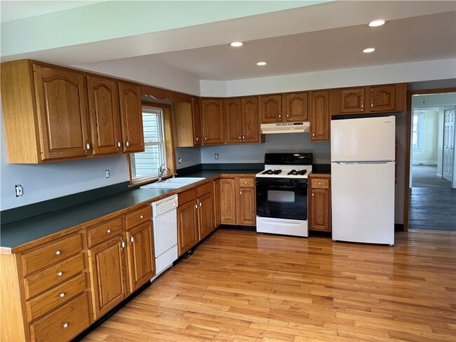 Building Photo - 211 Roe Ave