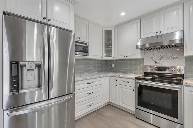 Building Photo - Great Location! Great Schools! Month to Mo...