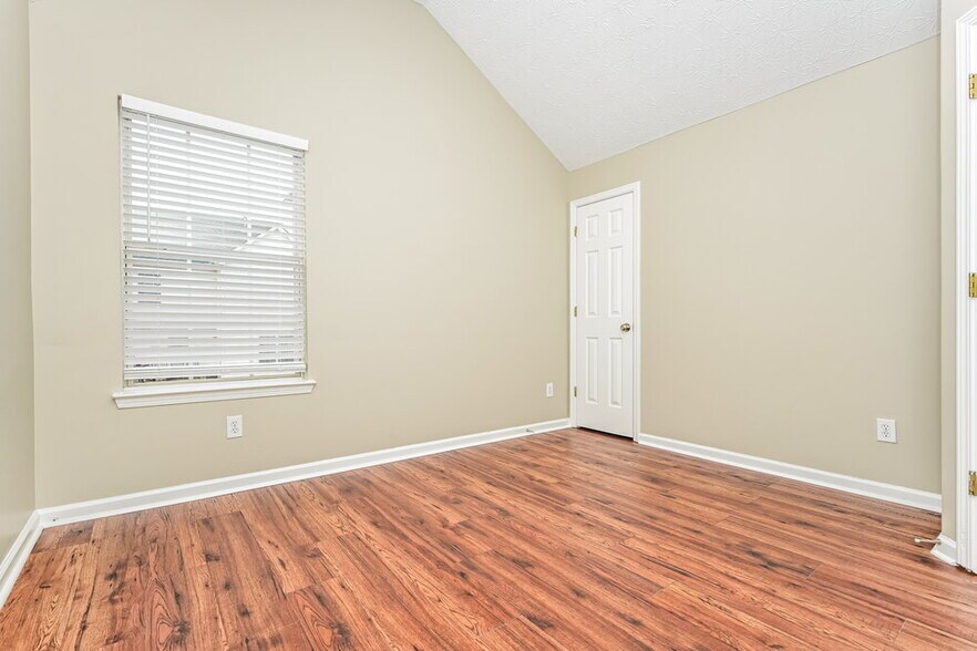 Building Photo - 330 Greenway Dr