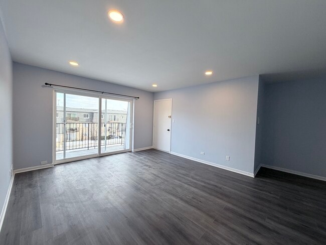 Building Photo - 9460 Bay Colony Dr