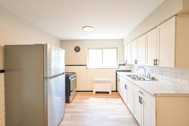 Building Photo - 7139 Eastlawn Dr