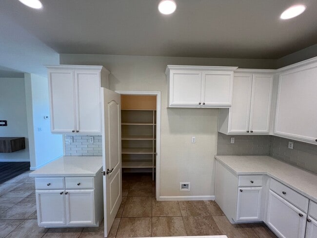 Building Photo - Gorgeous Stone Creek Home!