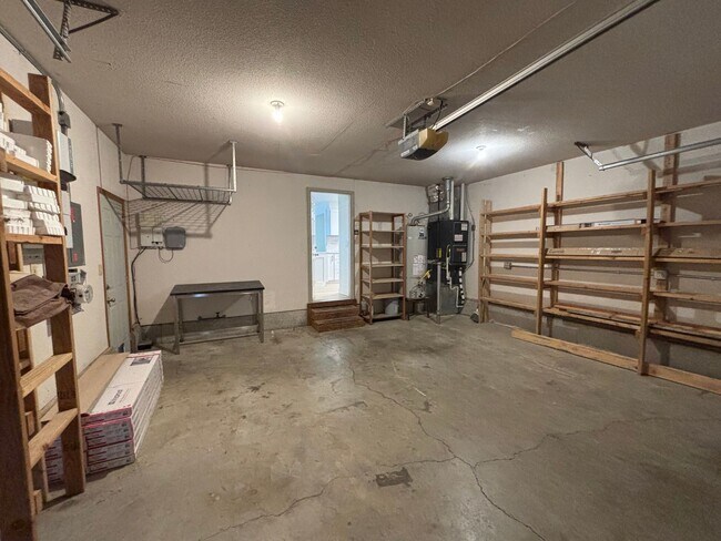 Building Photo - Freshly Updated Troutdale Gem with Enterta...