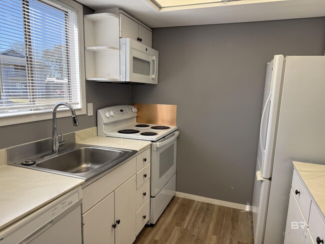 Building Photo - 1099 Sea Cliff Dr S