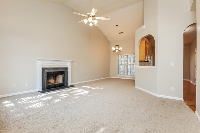 Building Photo - 119 Round Table Ln