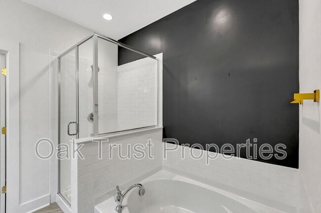 Building Photo - 3 Clearblue Lp