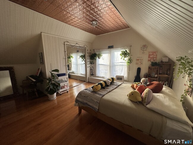 Building Photo - 345 Main St