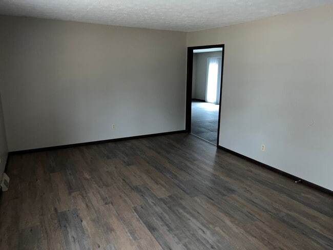 Building Photo - 3 Bedrooms! 2 Living Areas!  East side Spr...