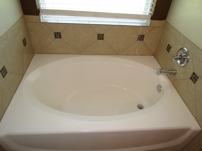 Building Photo - Gorgeous 3 bedroom 2 bath home in desired ...