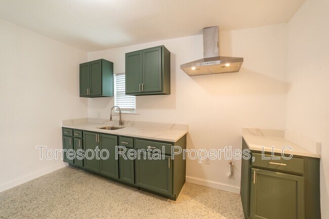 Building Photo - 823 N Trinity