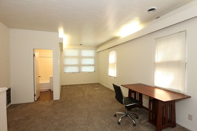 Building Photo - 3 Bedroom Home Near Purdue!