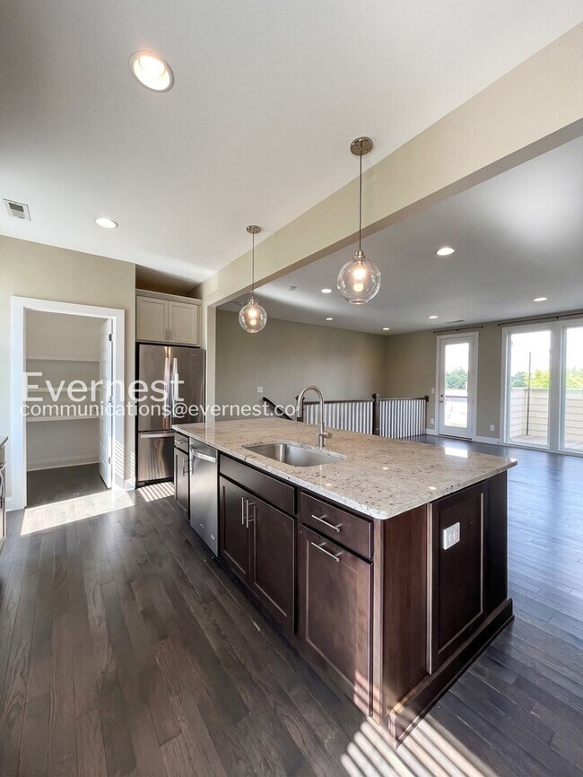 Building Photo - Spacious 3-Bed/3.5 Bath Townhome/ Available Now!