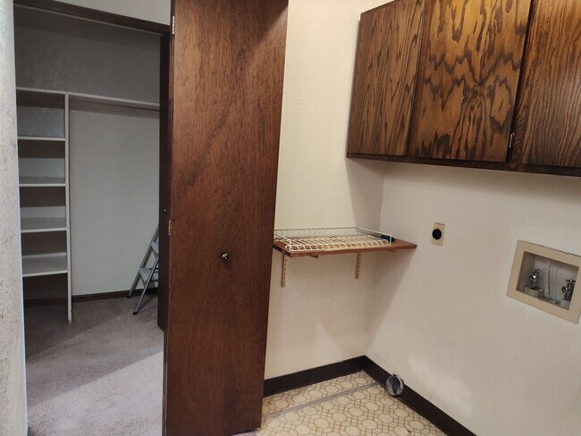Building Photo - ALL PROSPECTIVE TENANTS MUST SUBMIT A ON L...