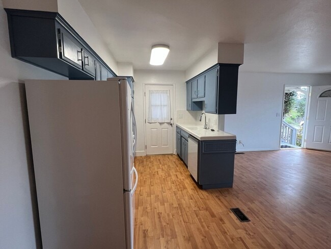 Building Photo - 1234 Bolton Dr