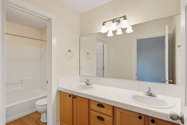Building Photo - Freshly Updated- 3 Bedroom, 2.5 Bath Townh...