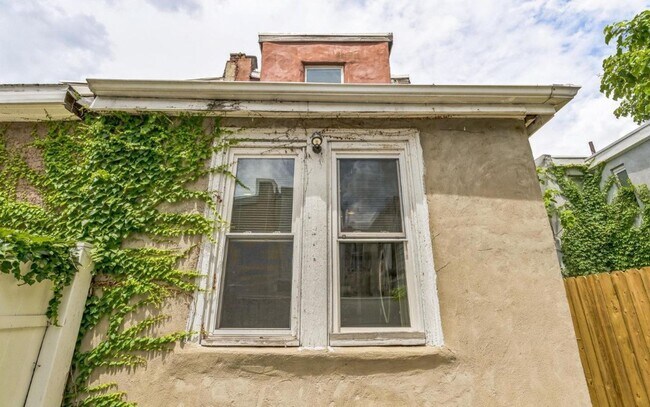 Building Photo - 1124 W Nevada St