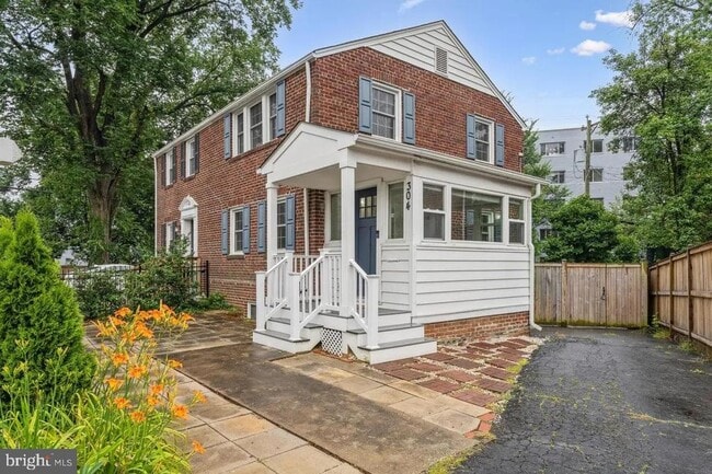 Building Photo - 304 S Glebe Rd
