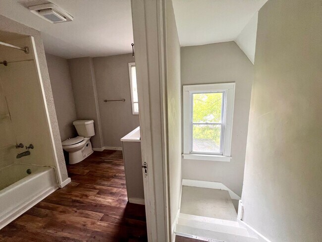 Building Photo - Sharon - 3 Bedroom 1.5 Bathroom - Cozy House