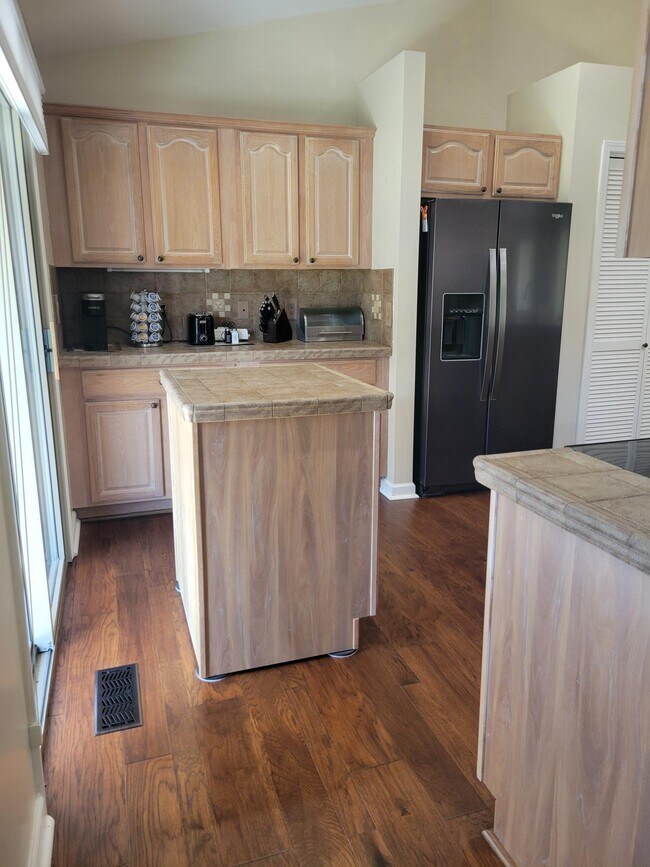 Building Photo - 456 Snead Dr