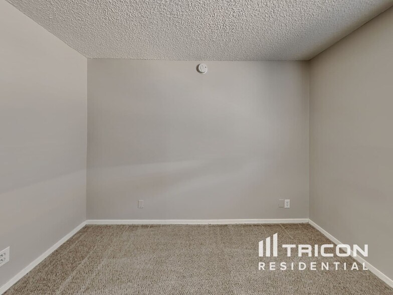 Building Photo - 14801 N 29th Dr