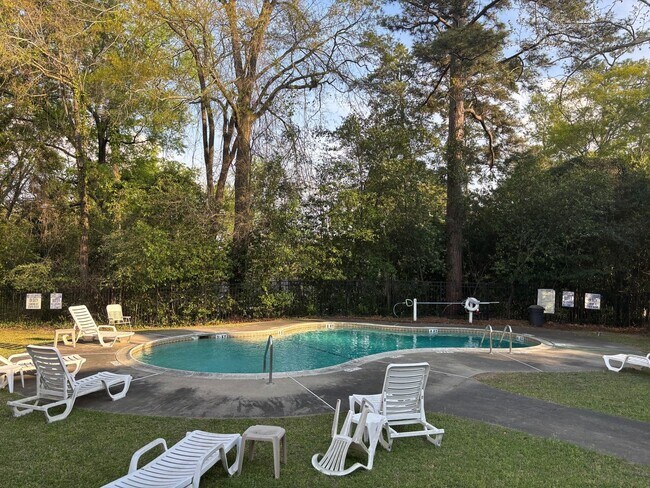 Building Photo - 1 Bedrom 1 Bath at Heathwood Court