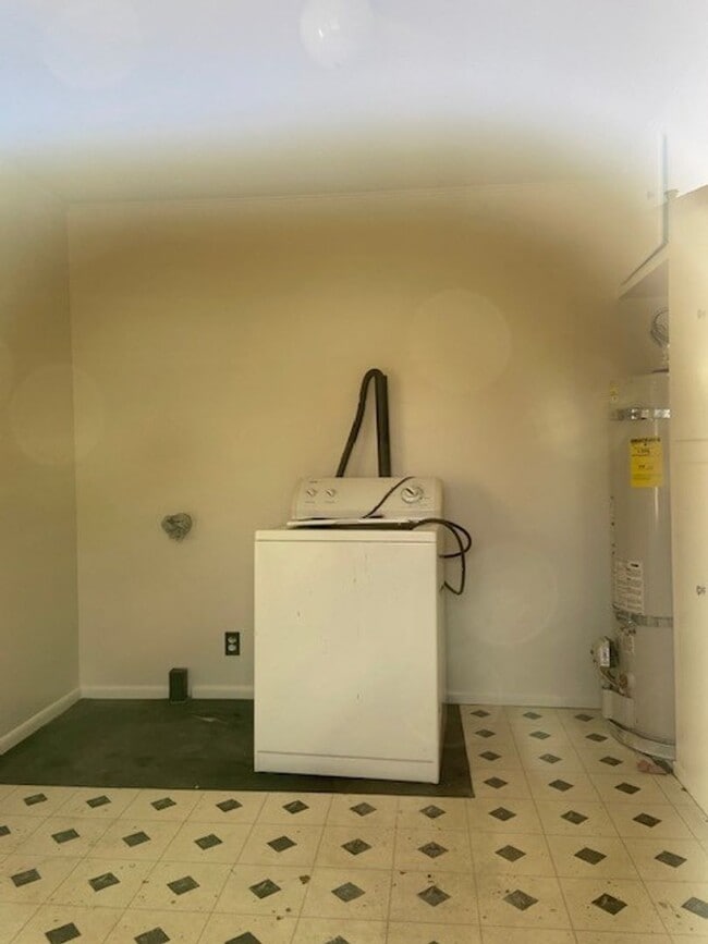 Building Photo - Nice updates in this 2 / 1 house with 2 ca...