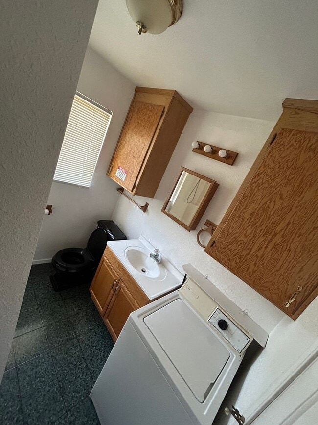 Building Photo - 2918 El Noble Ave