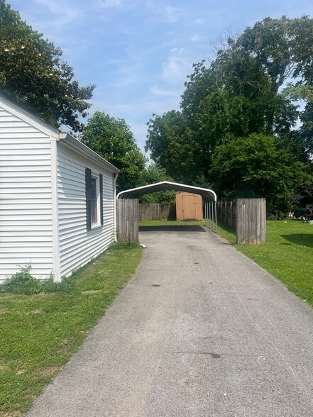 Building Photo - 1402 N Tennessee Blvd