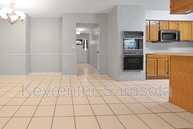 Building Photo - 5645 N Tuttle Ave