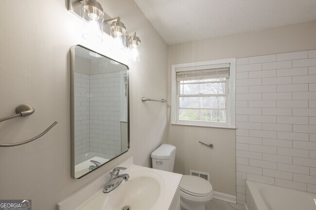 Building Photo - 2058 River Rd