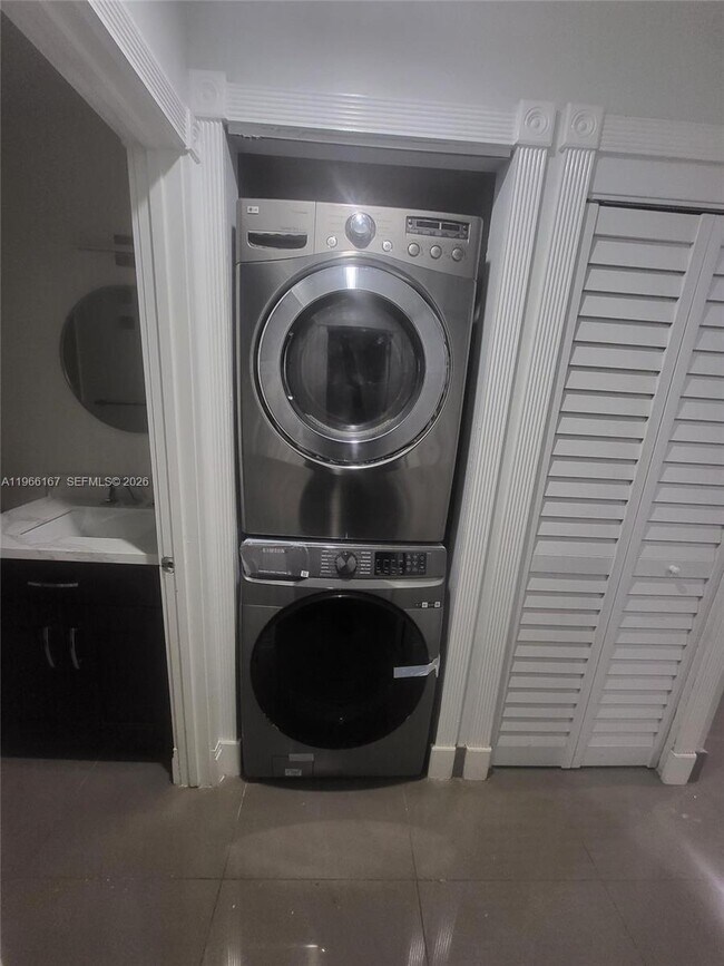 Building Photo - 504 Woodgate Cir