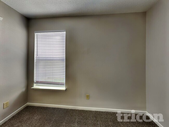 Building Photo - 1909 Blue Pine Ln