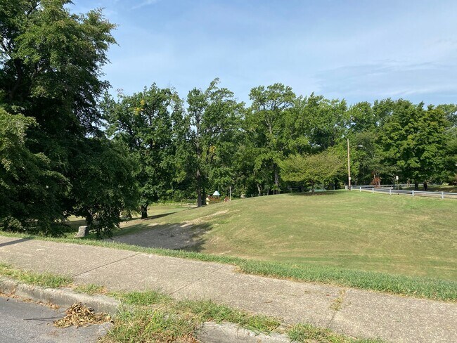 Building Photo - Charming 3bdrm/1.5bth Home Conveniently Lo...